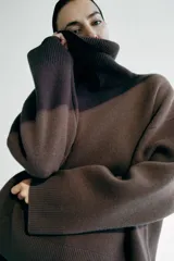 Sweater marrón de lana con cuello alto, corte oversize y mangas largas.