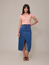 Remera polo de piqué color salmón con cuello clásico y tapeta de botones.