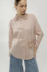 Camisa color rosa pálido de lino, con cuello, bolsillo y puños con detalles de crochet.