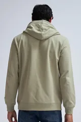 Hoodie deportivo verde con capucha y cordón ajustable.