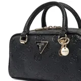 Bolso bowling Guess modelo Cresidia, color negro con textura grabada con el logo de la marca. Tiene doble asa corta, correa larga extraíble y dije colgante con el logo de la marca.