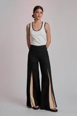 Musculosa blanca ajustada al cuerpo con escote redondo y ribete de aplique negro con detalle de puntilla en el cuello y sisas.