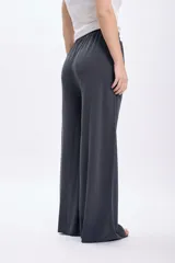 Pantalón casual ancho de modal gris oscuro con elástico en la cintura y bolsillos laterales.