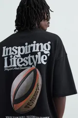 Sudadera negra de algodón con cuello redondo y manga corta. Estampa frontal con la frase "Inspiring Lifestyle" en letras blancas.