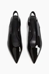 Zapatos destalonados negros charol con punta fina y tira elástica atrás.