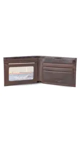 Billetera gris de cuero con bolsillo frontal con cierre metálico. Interior con visor, tarjeteros, doble compartimento para billetes y un compartimento con cierre en la parte posterior interna.