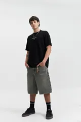 Remera marrón de manga corta con cuello redondo, textura acanalada y lettering estampado en el pecho.