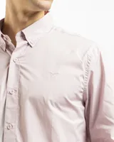 Camisa azul marino de manga larga con cuello abotonado y corte clásico.