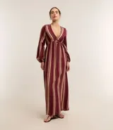 Vestido largo evasé de viscolino con 25% de lino, con escote en V, busto ajustado y mangas largas abullonadas. Diseño a rayas verticales en bloques de color bicolor.