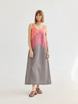 Vestido midi de lino con paneles de color rosa, salmón y gris. Diseño sin mangas con breteles finos y escote en V.