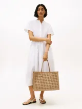 Cartera tote Tommy Hilfiger, color beige, con diseño calado del monograma TH en toda la superficie. Tiene doble asa de hombro, cierre magnético y amplio compartimento principal.