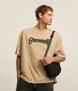 Remera overboxy de algodón color beige con estampa de calavera con rosas y lettering "greatful dead".
