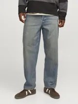 Pantalón de jean celeste de tiro alto y corte holgado. Cierre con botones y acabado stonewash.