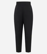 Pantalón negro de corte zanahoria, tiro alto, con pliegues delanteros y bolsillos simulados en la parte trasera.