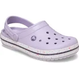 Zuecos Crocs Crocband™ color celeste con banda blanca y detalles de motas de colores.