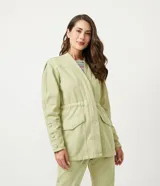 Campera parka color verde claro, de corte holgado, con cuello en V, bolsillos delanteros y puños abotonados.
