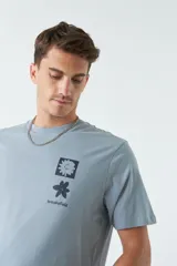 Remera celeste de algodón con cuello redondo y estampado en la espalda con diseño de flores y texto "brooksfield . gardening".