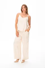 Musculosa de viscosa color beige con breteles finos y escote en V.