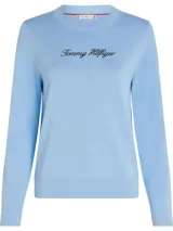 Sweater celeste de algodón con cuello redondo y logo de Tommy Hilfiger bordado en el pecho.