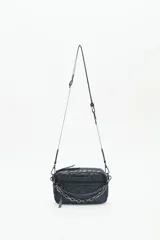 Bandolera negra de nylon matelassé con correa regulable, avíos metálicos, llavero de corazón y dijes desmontables.