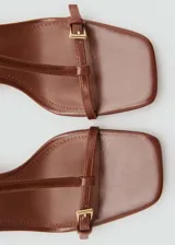 Sandalias negras de tacón bloque con cierre de hebilla y diseño de tiras.