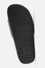 Sandalias tipo pala color beige con tira ancha en el empeine con relieve y suela de goma con volumen.