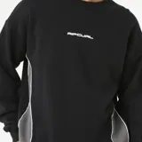 Buzo negro de corte clásico con logo Rip Curl estampado en el pecho y paneles laterales en gris.