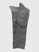 Medias largas de color gris con tejido de punto acanalado, diseñadas con un largo especial para botas y confeccionadas en bambú con spandex.