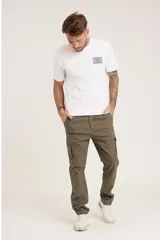 Pantalón cargo color verde oliva, de corte recto y tiro medio, con bolsillos laterales con solapa y bolsillos traseros.