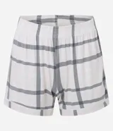 Conjunto de pijama corto compuesto por una remera gris de manga corta con bolsillo en el pecho y un short con estampado de cuadros blancos y grises.