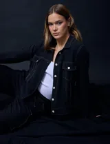 Campera liviana negra marca Ninety con abertura central con botones y bolsillos delanteros.