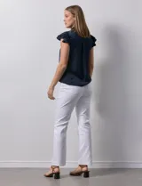 Camisa azul de satén, marca Alex & Lili. Cuello a la base con solapa, escote en V, apertura central con botones y sisa con volados.