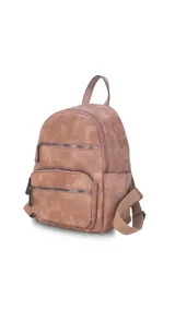 Mochila color rosa de símil cuero con bolsillos frontales con cierre. Tiene asa de mano rígida y correas regulables.