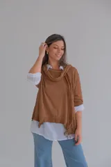 Sweater marrón de tejido de punto con cuello redondo y corte holgado. Incluye una bufanda del mismo tejido con detalle de encaje en los extremos.