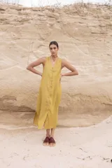 Vestido midi azul con botones frontales, escote en V y sin mangas.