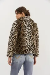 Tapado corto de poliéster con estampado animal print, calce recto, cuello, bolsillos laterales y gancho peletero en el delantero para cierre.