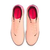 Championes de fútbol Nike Phantom Gx Ii Academy Tf, color salmón con detalles en fucsia y logo en negro.