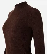 Blusa de chenille color rosa claro, con cuello alto y mangas largas.