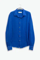 Camisa azul de lino con botones de coco y corte recto.