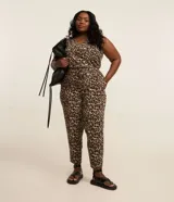 Musculosa de poliéster y elastano con estampado animal print, escote en V y lazo en la espalda.