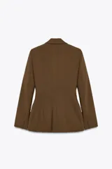 Blazer marrón de corte entallado, con cuello solapa, manga larga, bolsillos delanteros con solapa y cierre frontal con un botón.
