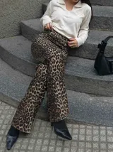 Pantalón largo de corte wide leg con estampado de leopardo.