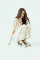 Championes negros de cuero con detalle de estrella plateada y talón plateado.