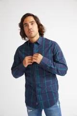 Camisa de hombre a cuadros color beige y azul marino, de corte slim fit, con mangas largas, cartera abotonada y logo bordado en el pecho. Confeccionada en algodón.
