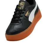 Zapatillas Puma Palermo Elevata de cuero color blanco con detalles en negro y suela color naranja.