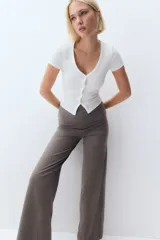 Pantalón de punto color gris topo, con cintura alta plegable y corte palazzo.