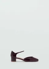 Zapato de charol color borgoña, con tacón bloque de 4 cm, punta cuadrada y tira con hebilla.