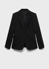 Blazer color beige con solapas de muesca, cierre frontal con un botón, hombros estructurados, corte entallado, forro interior y dos bolsillos de ribete en la parte delantera.