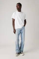 Pantalón de jean celeste de corte recto y holgado. Tiro medio, con bolsillos delanteros y traseros.