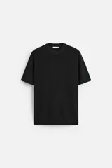Camiseta de hombre regular fit, color negro, de punto tejido en hilatura de algodón. Cuello redondo, manga corta y acabados en rib.